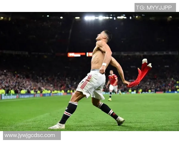 足球明星罗纳尔多精彩颠球表演引发球迷热议与赞叹